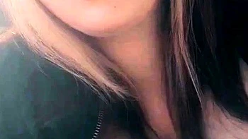 Großbusige Milf masturbiert mit Dildo