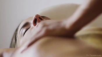 Alexa Tomas & Amirah Adara ficken bei 4K lesbischer Massage