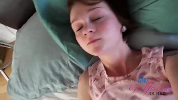 Jovem ruiva sexy Lucy Valentine cavalga seu namorado