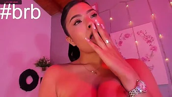 Latina amateur se desnuda y muestra en cámara