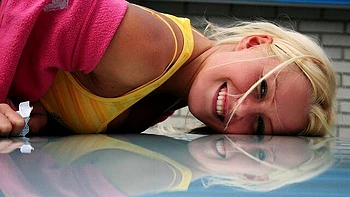 Blonde Sophie Moone zieht nackt aus und wäscht Auto heiß