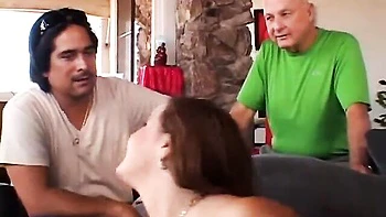 Heiße Ehefrau fickt Arsch im Swinger-Cuckold-Video