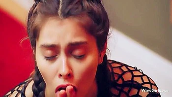 Эмоциональная брюнетка Алиса Фокси ласкает себя и стриптизит