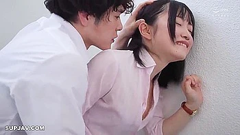 Японская брюнетка жестко трахнута большим членом в анус