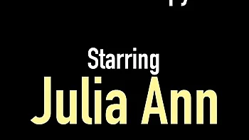 Пышная Джулия Энн сосет огромный член в POV