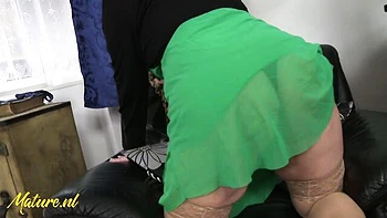 Тэмми Джин с огромной грудью мастурбирует вибратором