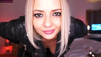 Vadia quente faz striptease solo na webcam