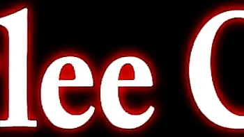 Milf ruiva Charlee Chase se acaricia e finge a buceta