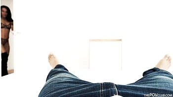 Boquete interracial POV com brincadeira na pele do pênis