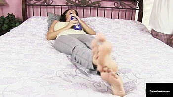 Busige Mutter Charlee Chase fickt dreckig und saugt