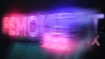 Niedliche Lady Luna masturbiert im Rock solo