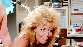 Mecs mûrs baisent des chattes mouillées avec leur sperme