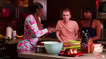 Mystique suce, chevauche en cowgirl et se fait baiser en levrette