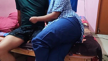 Индийский сводный брат дрочит с ее голой фоткой в ванной