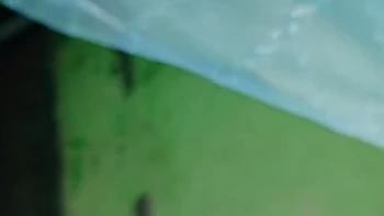 Amiga de madrastra Desi masajea la polla y folla a cuatro