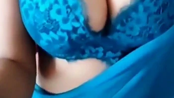 Chica india sexy juega con sus tetas sola