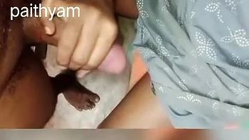 Индийская жена демонстрирует свое сексуальное волосатое тело