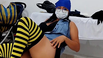 Milf sexy danse en se déshabillant et exhibe sa chatte gourmande