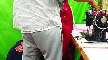 Швея трахается с клиентом во время примерки