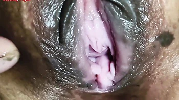 Bhabhi desi india se masturba con su gran coño y tetas lechosas