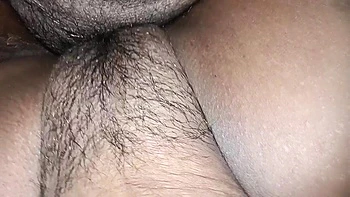 Doigtant mon cul poilu indien jusqu'à éjaculation