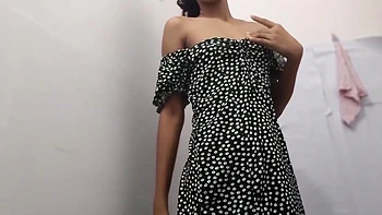 Ainda excitada, leva pau veioso duro no doggy depois de chupar a buceta