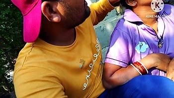 Bhabhi gostosa chupando garoto jovem fodendo ao ar livre