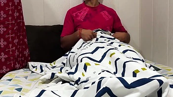 Madrastra ayuda a amiga a follar al hijastro adicto al porno