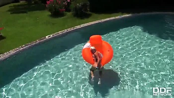 Boneca loira adolescente tatuada se diverte ao ar livre