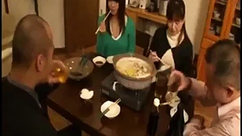 Japanisches Babe fickt im Missionarsstil