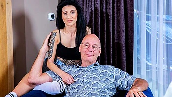 Vieux baise la mince brune Nicole Sweet en profondeur