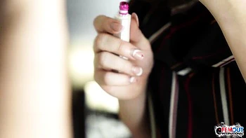 Trans cochonne se masturbe seule avec dildo et plug