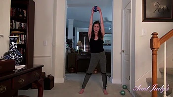 Isabella se masturba en el yoga