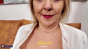 58-jährige Blondine Nicole V masturbiert mit großen schlaffen Titten auf dem Sofa