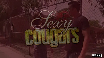 Milf sexy séduit jeune étalon pour baiser sa chatte