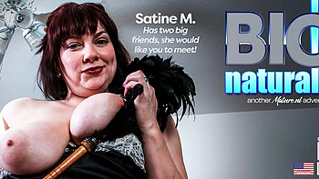 MILF americana curvy con tetas grandes y coño mojado