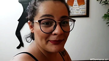 Tattoo BBW Latina dominiert mit Face Sitting