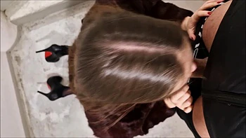 Me arrastra a la escalera y me coge duro