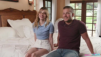 Teenie-Stiefschwester spielt schmutzig mit Toys