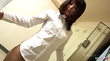 Худая японская секретарша трахается дважды в ММФ двойном кончании