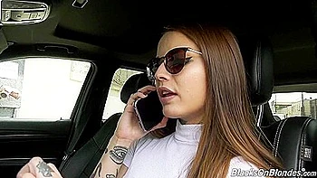 Блондинка Ванесса Вега ебется двойным проникновением анально в группухе