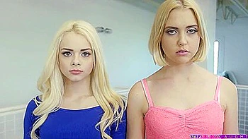 Ados blondes partagent un cock dans un trio sauvage