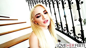 Lola Fae en fetiche de pies y joi con footjob sensual