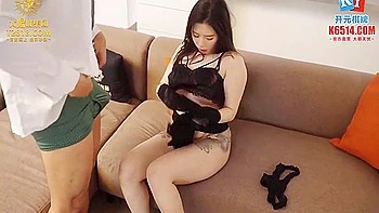 Азиатка-секретарша трахается с боссом в дырявых колготках