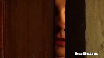 Maîtresse blonde domine et lèche chatte lesbienne