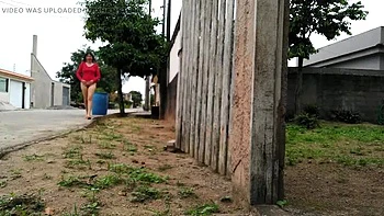 Esposa brasileira mostra buceta peluda sem calcinha na rua