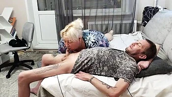 MILF Stiefmutter macht Deepthroat und schluckt Sperma