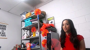 Flic vérifie les papiers d'un beau couple asiatique au bureau