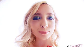 James Deen et Lexi Lore baisent en anal avec un couple passionné