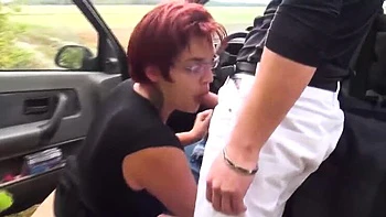 Гвенола на улице сосет член и получает кончу на лицо - зрелая MILF в очках